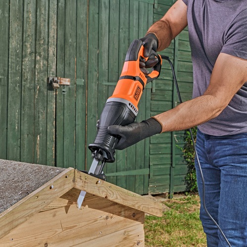 750W Corded Reciprocating Saw with Branch Holder and 2x Blades BES301