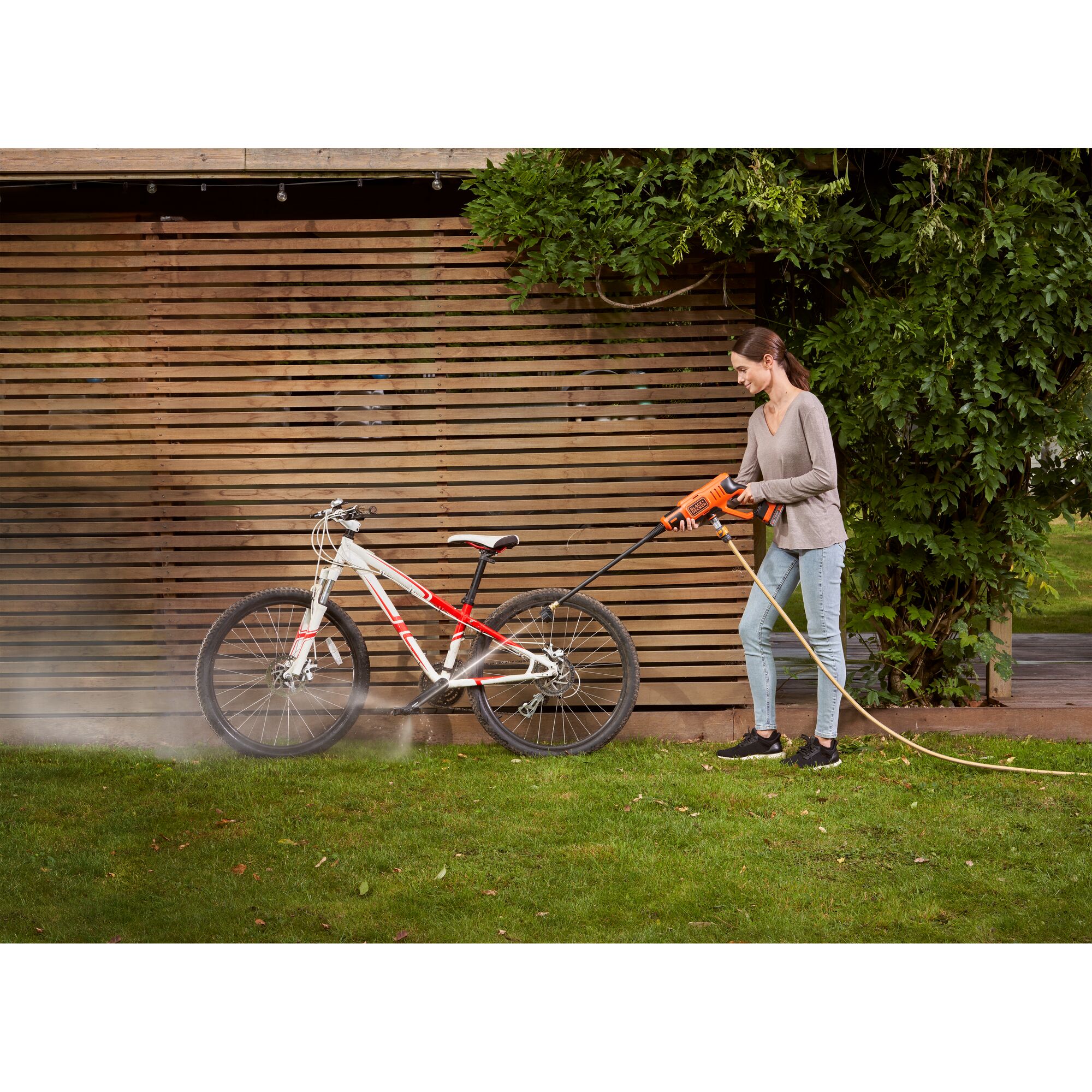 18V Pressure Cleaner with 2Ah Battery & 1A Charger | BLACK+DECKER