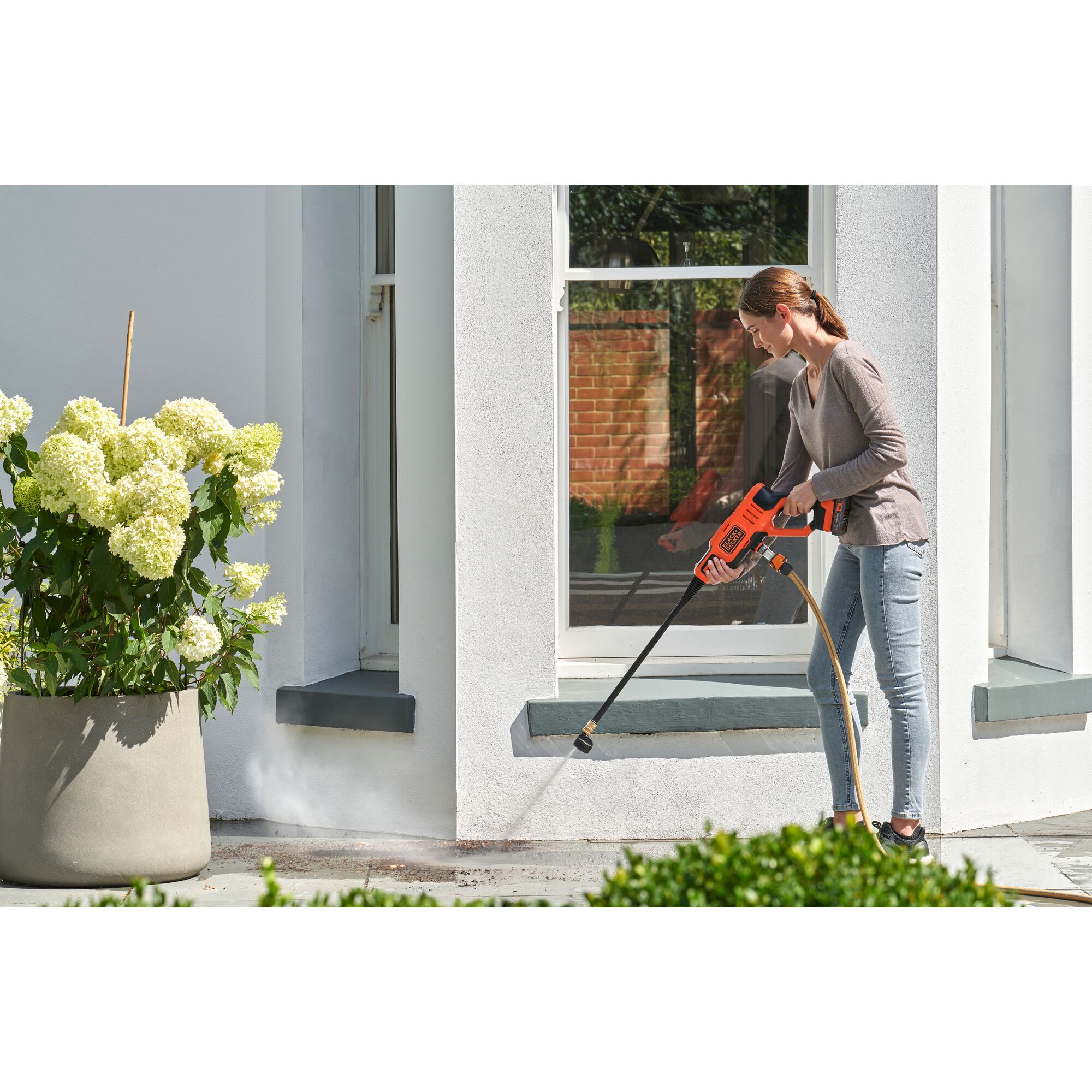 18V Pressure Cleaner with 2Ah Battery & 1A Charger | BLACK+DECKER