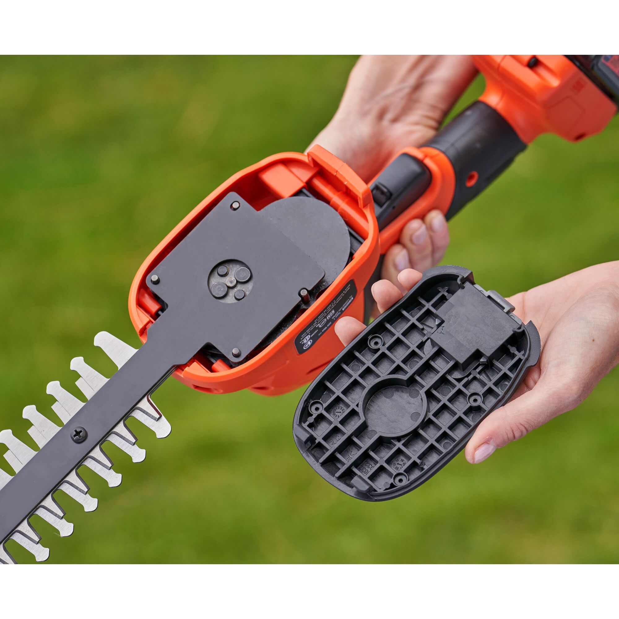 Black and decker hedge sales trimmer 18v battery charger