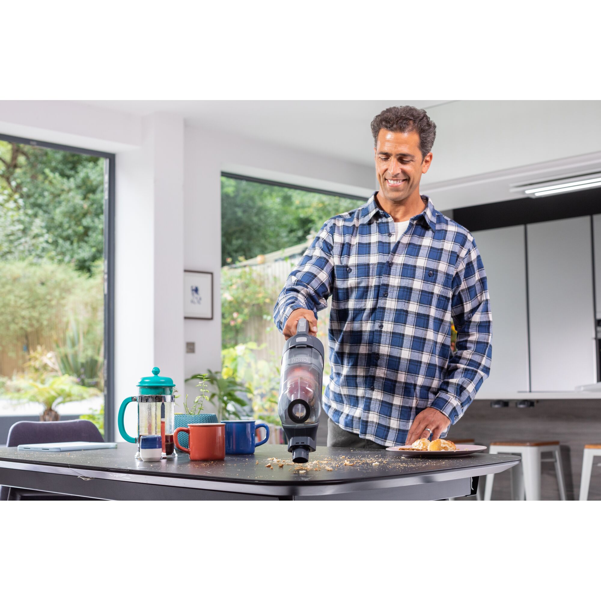 18V 2-in-1 Stick Vacuum with Integral 2Ah Battery | BLACK+DECKER