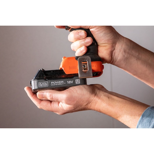 Photo of BLACK+DECKER 18V Power Connect 2.5Ah cordless tool handle with battery, SKU BLD783E1K, in hand.